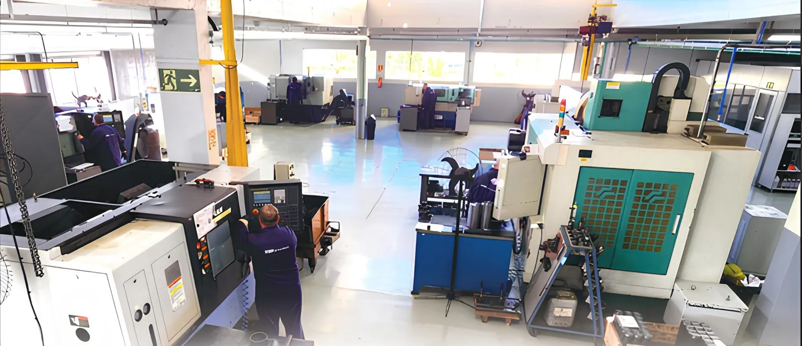 Vista geral do chão de fábrica da HCL, com tornos CNC e operadores