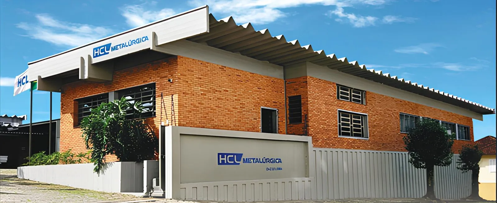 Fachada da HCL Metalúrgica, prédio de tijolos aparentes na Rua Sarmento Leite