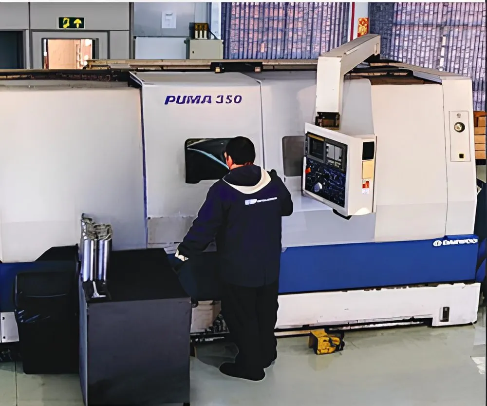 Operador em frente a um torno CNC Puma 350 na fábrica da HCL